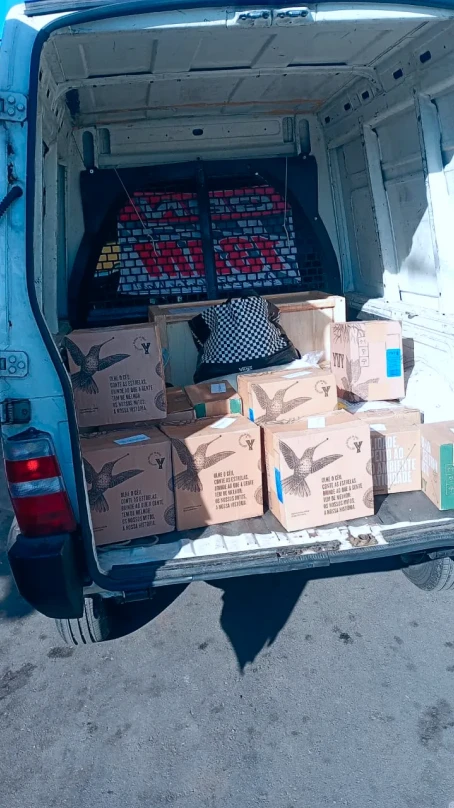 Van da MFS Transportes sendo carregada com caixas na coleta em Belo Horizonte