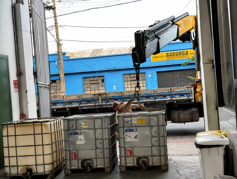 Içamento de containers IBC para transporte de carga em Belo Horizonte