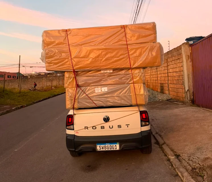 Caminhão da MFS Transportes com carga volumosa paletizada para transporte rodoviário